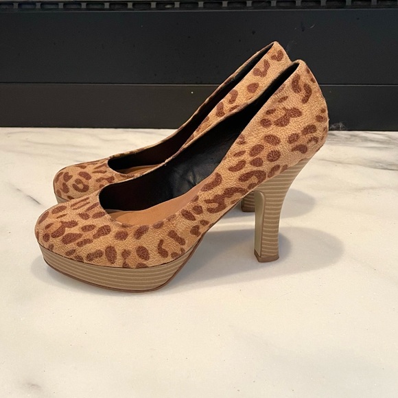 G by Guess Leopard Print Faux Suede Platform Heels Size 8 - Picture 1 of 10